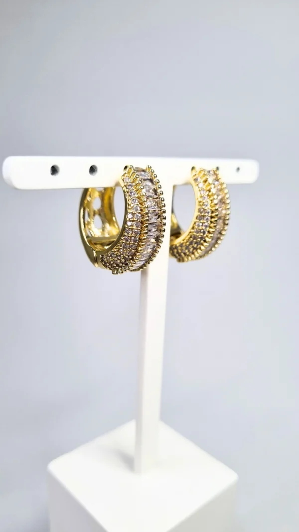 Brinco de argola brilho e poder com zircnias
