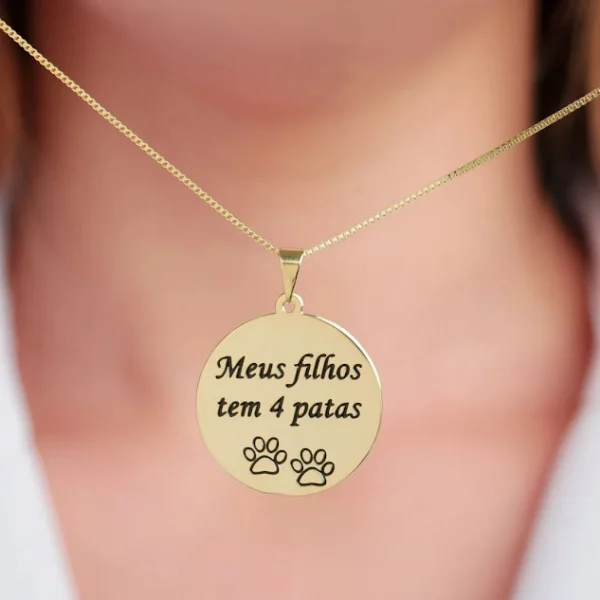 Colar plaquinha redonda personalizada- Meus filhos tem 4 patas - Banhada a Ouro.
