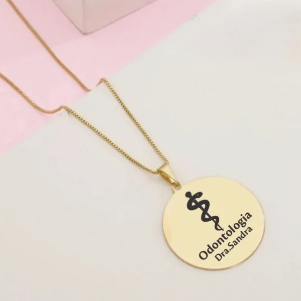 Colar com plaquinha redonda- Odontologia- nome personalizado- banhado a Ouro.