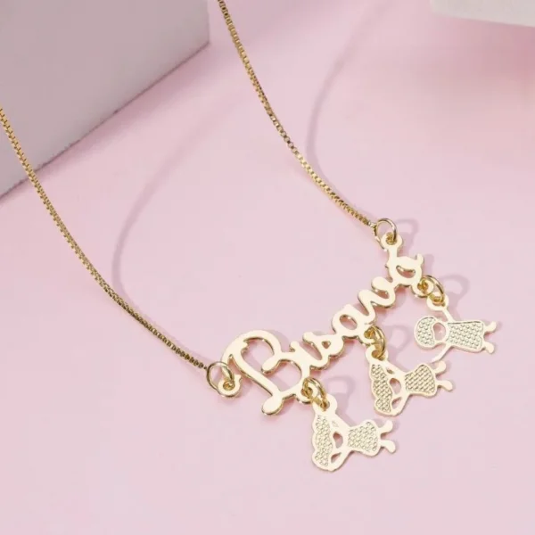 Colar Bisavó com três pingentes de crianças personalizadas - Banhada a ouro
