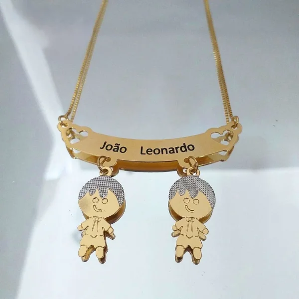Colar com plaquinha personalizada com nomes e pingentes - Banhado a Prata.