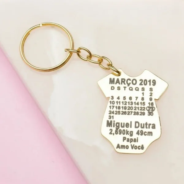 Chaveiro com formato de Macaco de beb com informaes personalizadas do Filho(a). Banhado a Ouro.