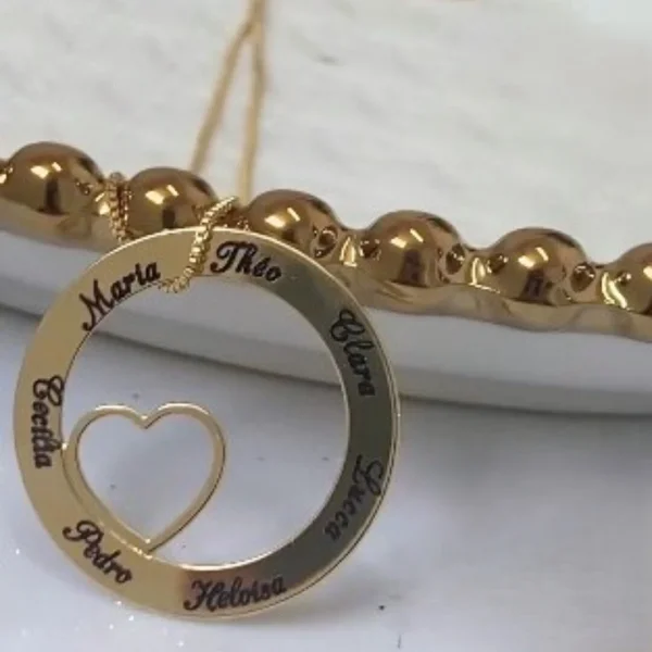 Colar de Circulo com corao interno, personalizado com nomes - banhado a ouro.