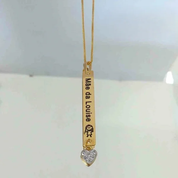 Colar de plaquinha personalizada Mãe da(o)..... com coração de zircônia- banhada a ouro.