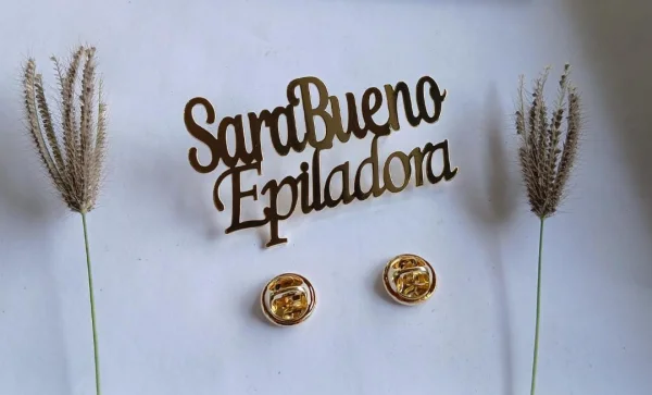 Broche Personalizado com nome e profissão - banhado a prata.