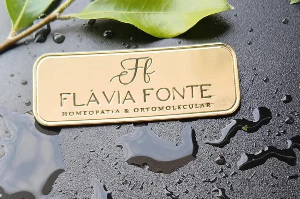Broche Personalizado com nome e profissão - banhado a ouro.
