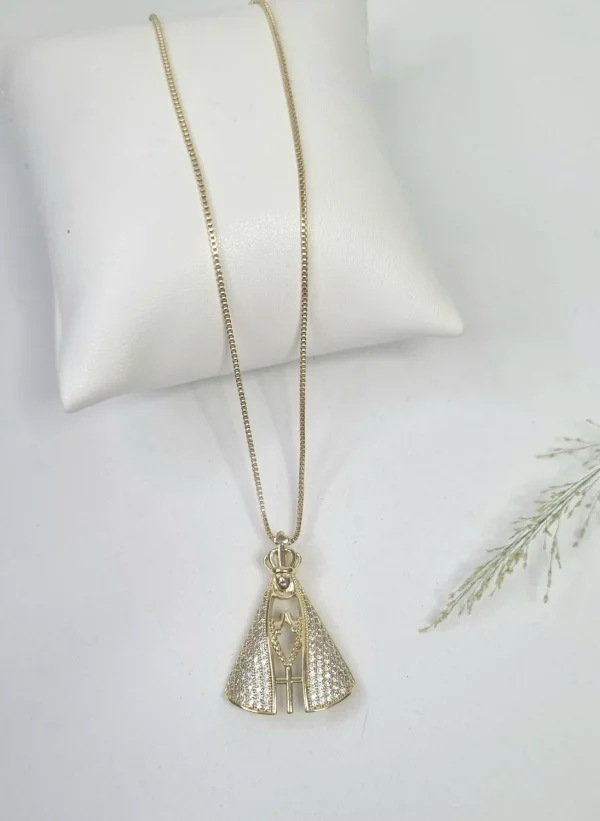 Colar de Nossa Senhora Aparecida com cristais de Zircnia - Banhado a Ouro