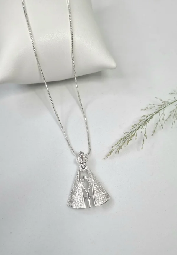 Colar de Nossa Senhora Aparecida com cristais de Zircnia - Banhado a Prata
