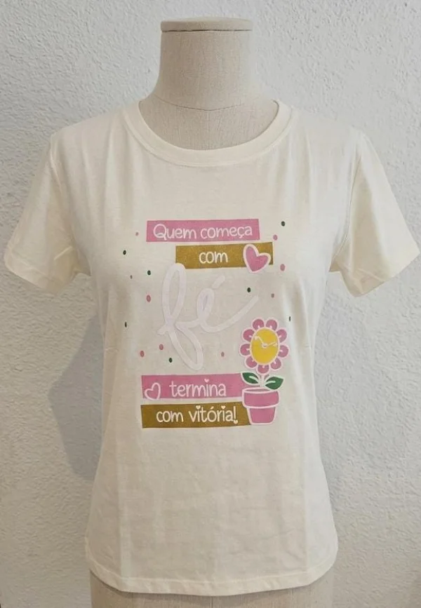 camiseta possui um estilo casual e tom de off-white G.jpeg