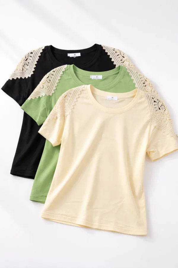 Blusa Feminina com Detalhe em Renda nas Mangas.png