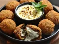 Bolinho defumado de cupim com gorgonzola
