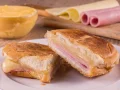 Misto Quente - Pão Francês com Presunto, Queijo e Requeijão Misto Quente - Pão Francês com Presunto, Queijo e Requeijão