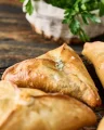 ESFIRRA GORGONZOLA COM CEBOLA CARAMELIZADA ESFIRRA GORGONZOLA COM CEBOLA CARAMELIZADA