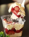 Merengue de Morango - Com Suspiros, Chantilly e Calda de Morango Merengue de Morango - Com Suspiros, Chantilly e Calda de Morango