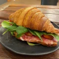 Croissant Recheado de Salame, Rúcula e Cream Cheese Croissant Recheado de Salame, Rúcula e Cream Cheese