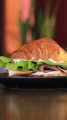 Croissant Recheado de Peito de Peru, Rúcula e Cream Cheese Croissant Recheado de Peito de Peru, Rúcula e Cream Cheese