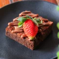 Brownie com Pedaços de Chocolate - Com Morango e Nutella Brownie com Pedaços de Chocolate - Com Morango e Nutella