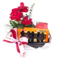 Box Romntica Com 3 Rosas 1 Caixa Sortida 240gr + 1 Cubo Cacau Show