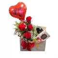 Box Rom�ntica Com 4 Rosas + Caixa Lacreme 108g + Barra Ao Leite + Bal�o