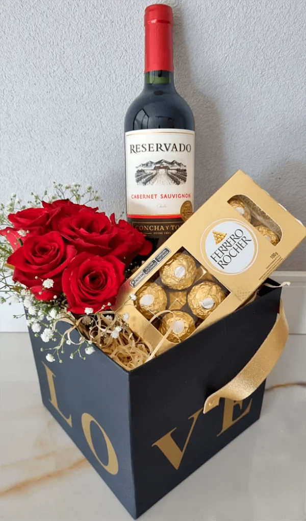 Box love com Buque de rosas, Vinho Chileno e Ferrero Rocher