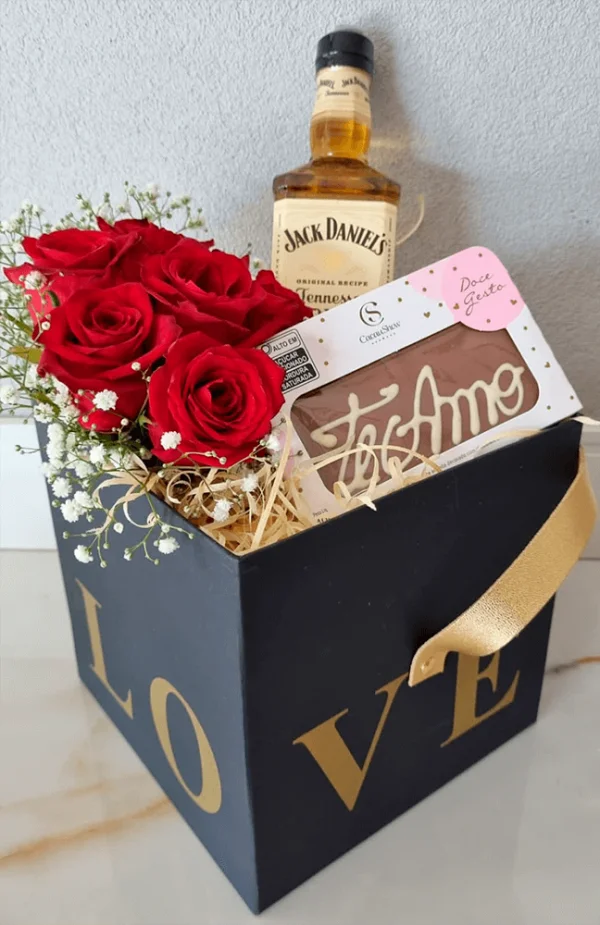 Box love com buque de 6 rosas, Jack Daniels Honey e carto de chocolates