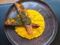 Salmão grelhado ao molho Ajillo Salmão grelhado ao molho Ajillo