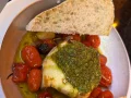 Burrata assada com tomatinho cereja, pesto, azeite e pão Burrata assada com tomatinho cereja, pesto, azeite e pão