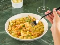 Nhoque de batata com camarão, pimenta dedo de moça e abobrinha Nhoque de batata com camarão, pimenta dedo de moça e abobrinha