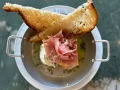 Burrata crua com tomatinho, pesto, azeite e pão Burrata crua com tomatinho, pesto, azeite e pão