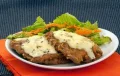Bife milanesa com molho de queijos