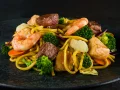 Yakisoba Misto (Carne, Frango e Camarão) Yakisoba Misto (Carne, Frango e Camarão)