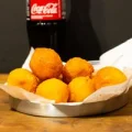 BOLINHO POLENTA RECHEADA COM PROVOLONE E COSTELA BOLINHO POLENTA RECHEADA COM PROVOLONE E COSTELA