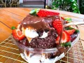 Travessa brownie com morangos Travessa brownie com morangos