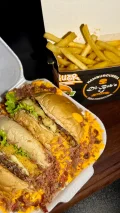 BURGUER PISCINA DE CHEDDAR + POR��O DE BATATA FRITA