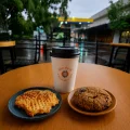 1 p�o de queijo + 1 cookie + 1 cappuccino