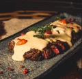 Steak Bovino Acompanhado com Molho de Gorgonzola