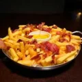 Batata Frita com Cheddar e Bacon