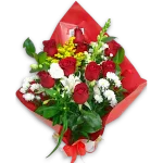 Arranjo com 9 botes de rosas