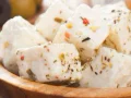 Queijo fresco em cubos com oregano e azeite
