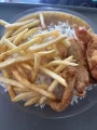 Isca de peixe com fritas