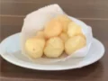 Por��o de mini p�o de queijo