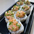 10 unidades de uramaki salmao