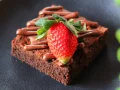 Brownie com Peda�os de Chocolate - Com Morango e Nutella