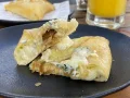 Esfirra de Queijo Gorgonzola - Com Cebola Caramelizada