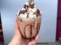 Milk Shake de Chocolate - Com Chantilly e Calda