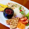 Frango Grelhado + Feij�o + Farofa + R�sticas + Arroz