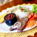 Bife de Boi Grelhado + Feij�o + Farofa + R�sticas + Arroz