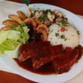 Costela Defumada ao Bbq + Tropeiro + Rústicas + Anel de Cebola + Arroz