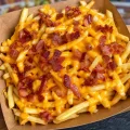 Batata Palito c/ Bacon e Cheddar Meia