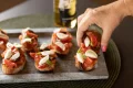 Bruschetta (Tomate cereja, mussarela de búfala e manjericão)